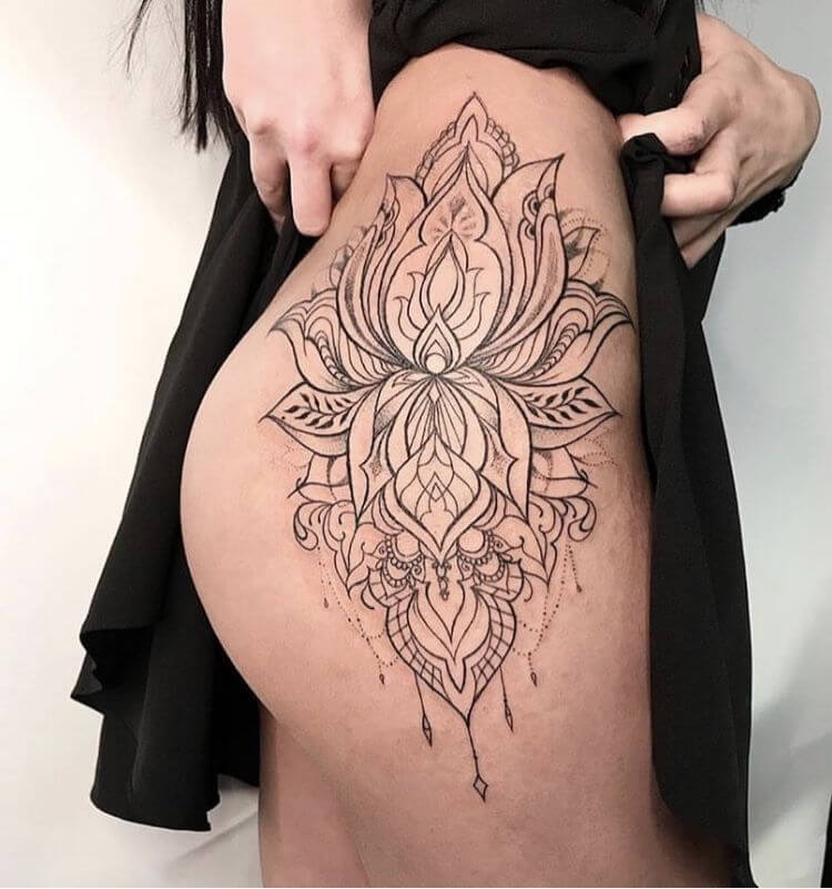 tatuaj lotus pe șold