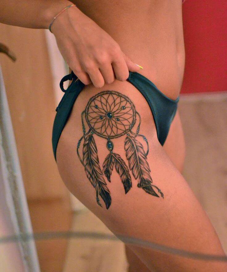 Τατουάζ ονειροπαγίδα στο μηρό