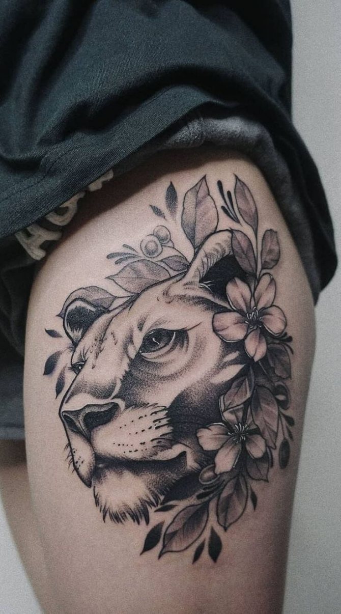 τατουάζ στο μηρό λέαινα