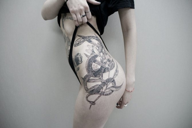 tatovering på hoften