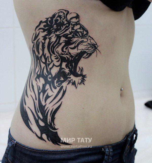 Tetoválás egy oroszlán az oldaladon