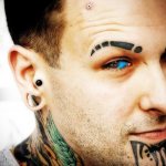 Tatuaj pe globul ocular cu vopsea albastră