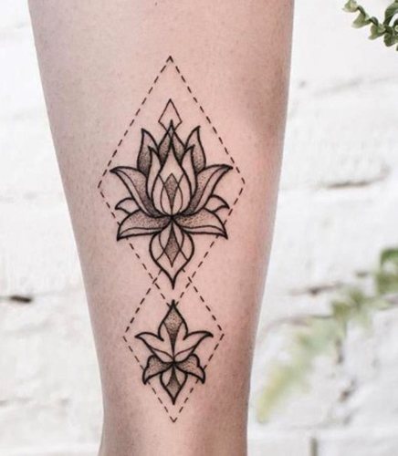 Татуировка на подбедрицата за момичета, мъже. Скици, снимки: надписи, полинезия, биомеханика