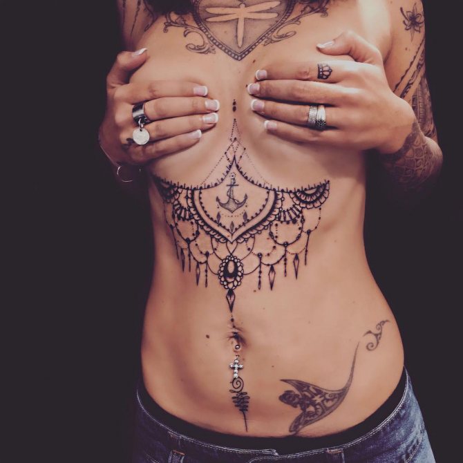 Tatuiruotė ant krūtinės nuotrauka 3