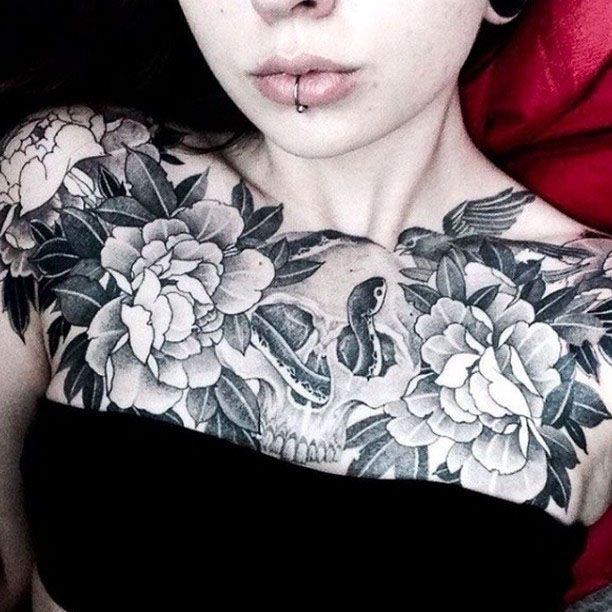 Tetovanie na hrudi s kvetmi a inými vecami
