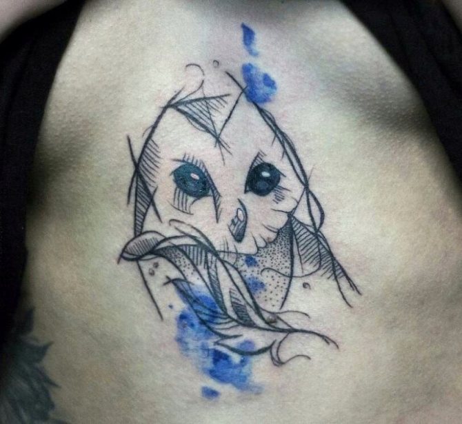 Tatuaż na klatce piersiowej dziewczyny