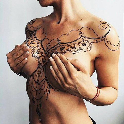 Tatuagem no peito para raparigas. Foto, inscrições, esboços