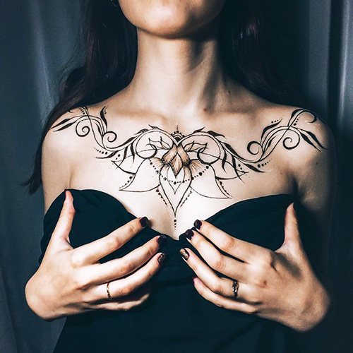 Tatuagem no peito em raparigas. Fotos, legendas, esboços