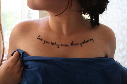 Tatuaggio sul petto nelle ragazze. Foto, didascalie, schizzi