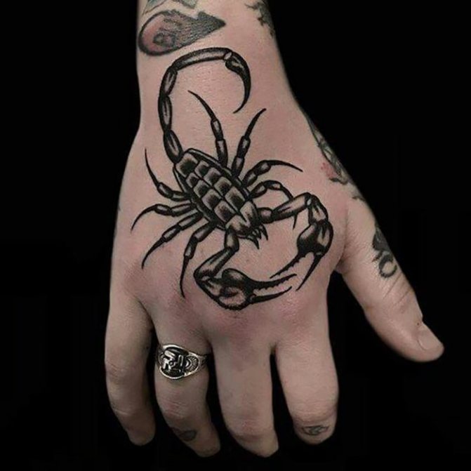 Tatuaj Scorpion pe încheietura mâinii