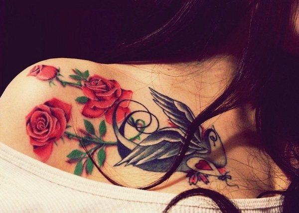 女の子のための鎖骨のタトゥー。スケッチ、女流書道、文様、鳥、花、星