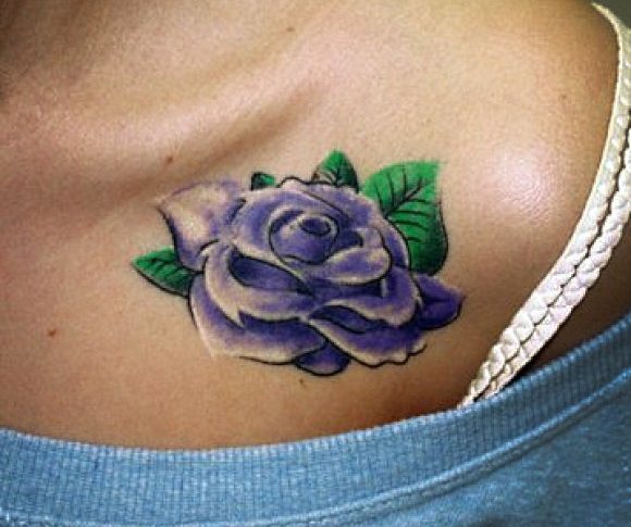 Tatuagem na clavícula para raparigas. Esboços, caligrafia feminina, padrões, pássaros, flores, estrelas