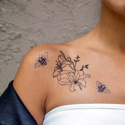 Tatuagem na clavícula com abelha e flor