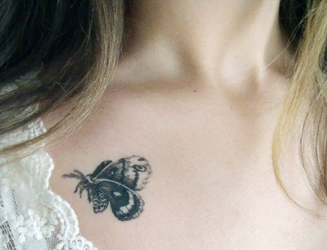 Tatouage de femmes sur la clavicule - tatouage de papillon sur la clavicule pour les filles