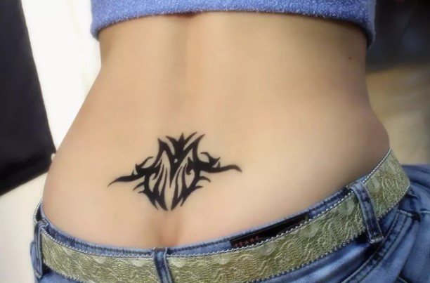 Tetovanie na kostrči pre dievčatá. Fotografia a význam