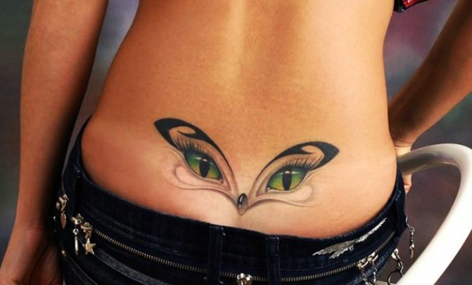 Tattoo op het stuitbeen voor meisjes. Foto en betekenis