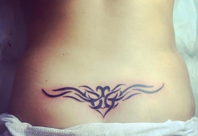 Tetování na kostrči pro dívky. Fotografie a význam