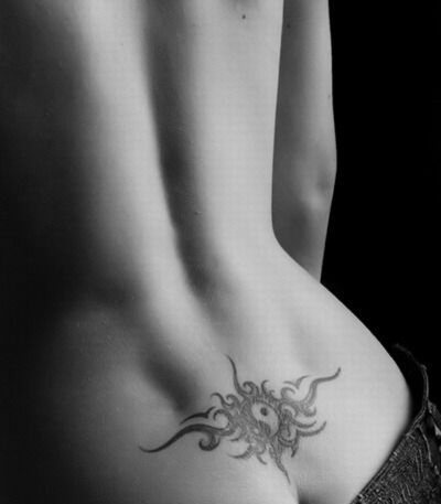 女孩尾椎骨上的纹身。照片和含义