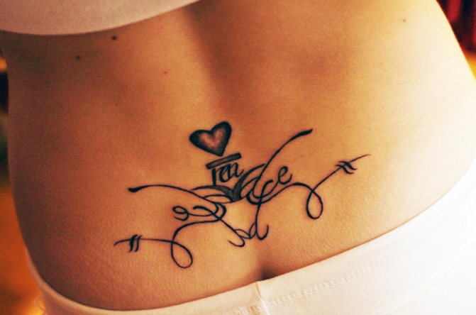 Tattoo op het stuitbeen voor meisjes. Foto en betekenis