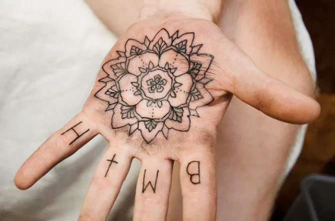 Tattoo auf der Handfläche für Mädchen, männlich. Skizzen, Foto