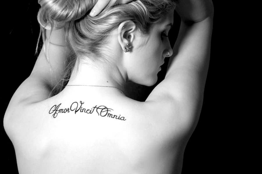 A latin nyelvű tetoválások a legnépszerűbb márkák közé tartoznak.