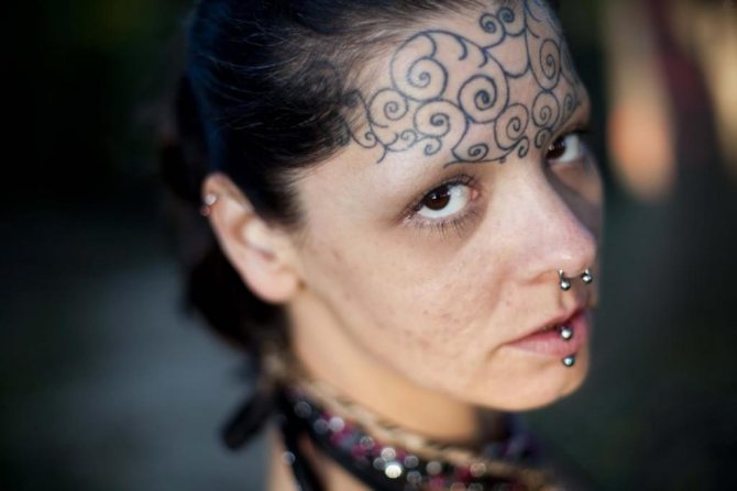 Tetování na čele pro dívky