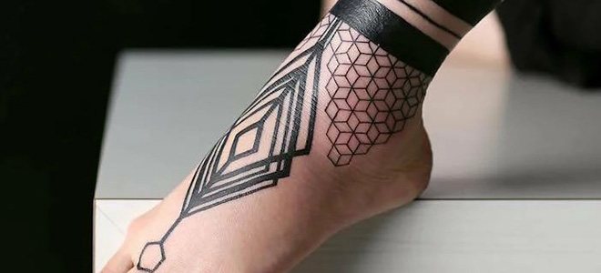 Tetoválás a bal lábon