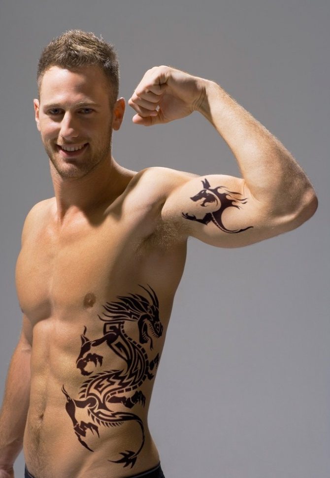 Tetoválás a férfi oldalán