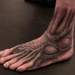 男性の脚の写真のタトゥー