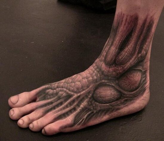 Tatuagem nas fotos dos homens da perna