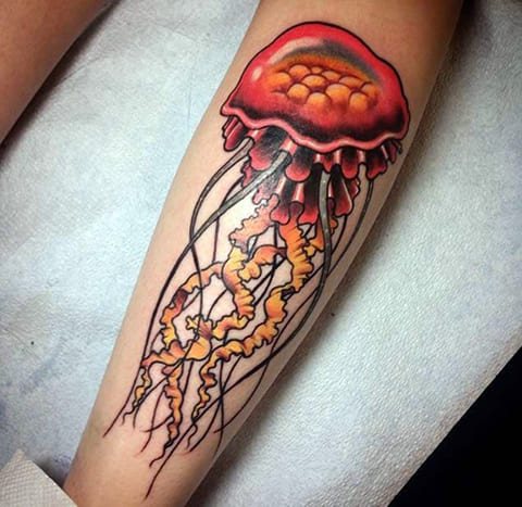 Татуировка на крака му с медуза