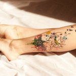 Tatuiruotė ant moters kojos