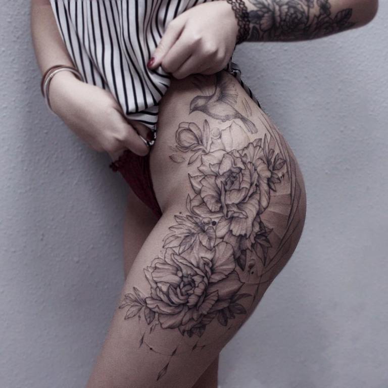Tetoválás a női lábon