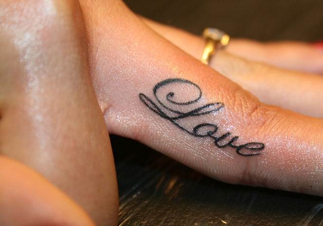 Τατουάζ στα δάχτυλα για κορίτσια. Επιγραφές, σχέδια και το νόημά τους σε μικρά τατουάζ