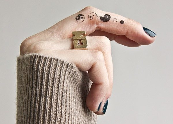 Tatuaj pe degete pentru fete. Inscripții, desene și semnificația lor de tatuaje mici