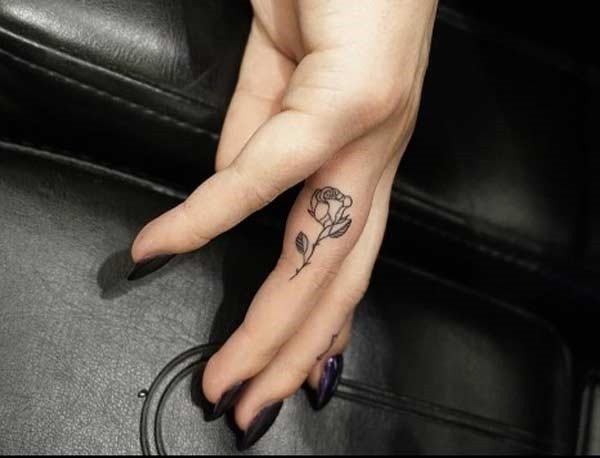 Татуировки на пръстите на ръцете за момичета. Надписи, дизайни и техните значения за малки татуировки