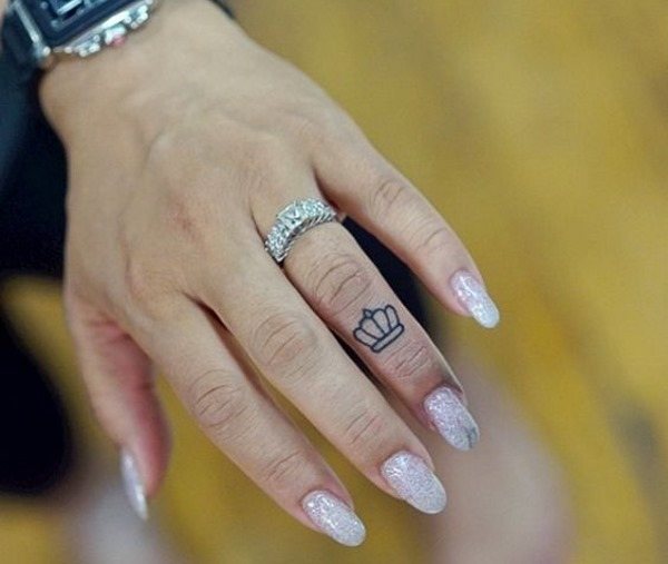 Tatuaj pe degete pentru fete. Inscripții, desene și semnificațiile lor de tatuaje mici