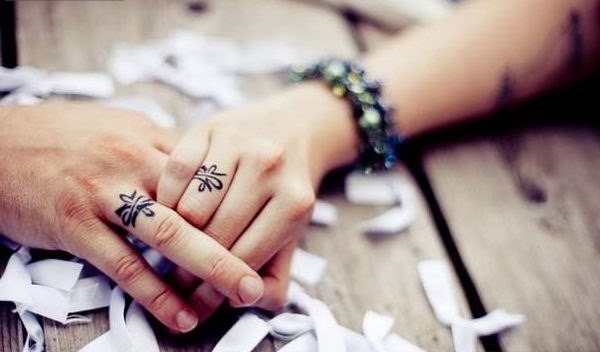 Tatuaj pe degete pentru fete. Inscripții, desene și semnificația lor de tatuaje mici