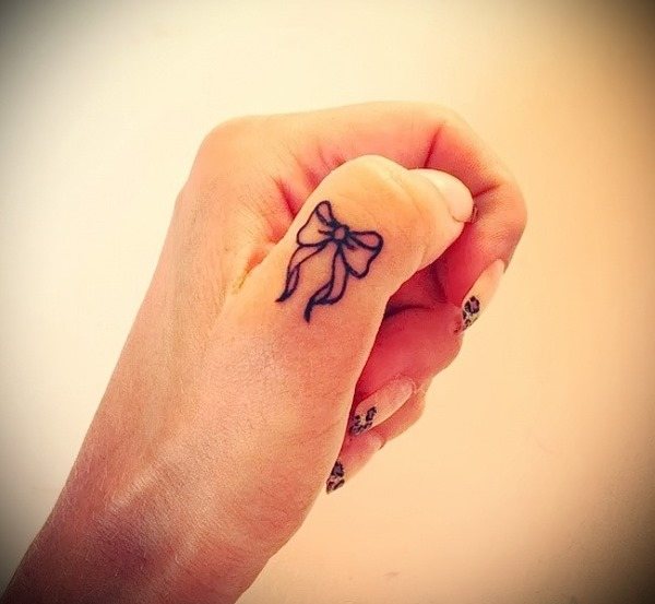 Татуировка на пръстите за момичета. Надписи, дизайни и тяхното значение на малки татуировки