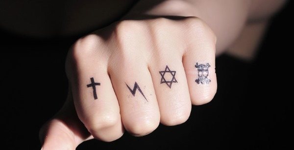女孩手指上的纹身。小纹身的铭文、设计和它们的含义