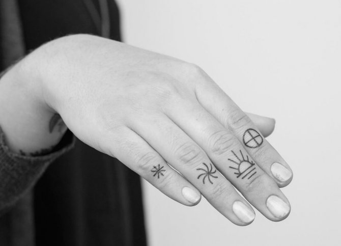 Tatuointi tyttöjen sormissa