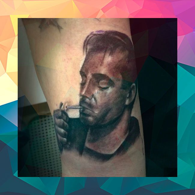 Tetovaža na Mironovi rami s črnim odvetnikom.
