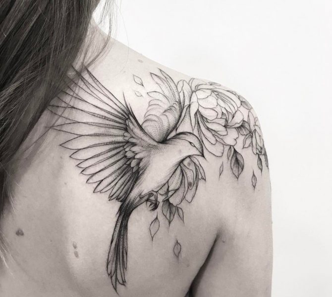 Татуировка на рамото на птицата
