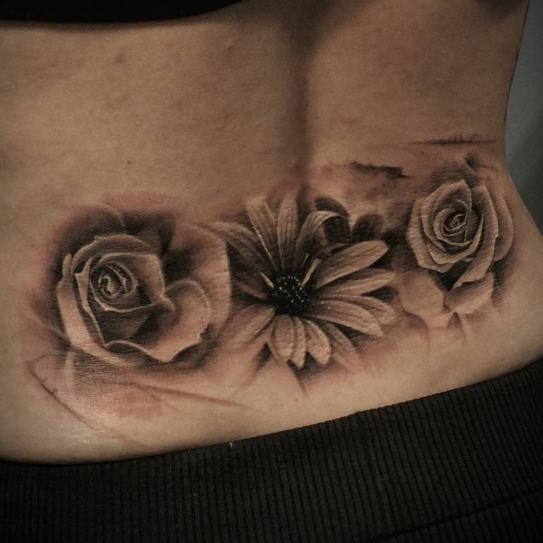 Tetoválás a háton a lányok számára