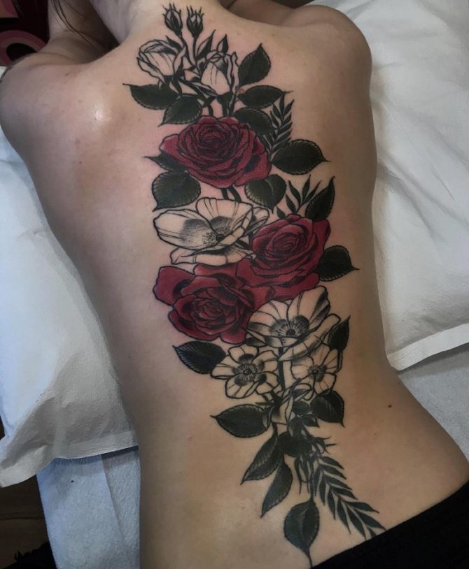 Tatuaggio sulla schiena delle ragazze