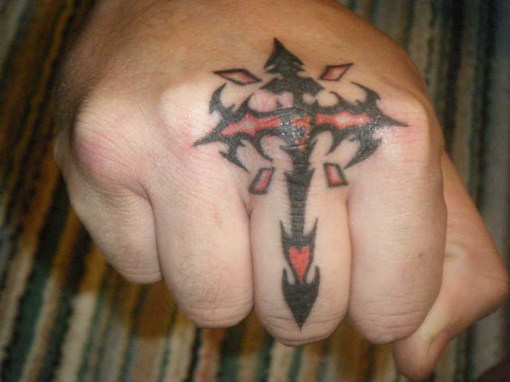 Tatuaggio maschile con motivi celtici sull'avambraccio