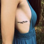 Tatuagem em fotos de costelas de raparigas
