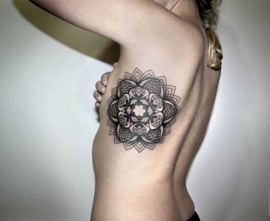 女の子の肋骨のタトゥー 写真