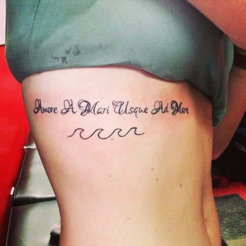 Tetoválás a lányok bordáin: feliratok fordítással. Vázlatok