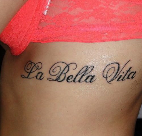 Tetovanie na rebrách u dievčat: nápisy s prekladmi. Náčrty